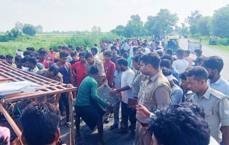 कांवड़ियों से भरी की मैक्स पलटी,एक की मौत, दो घायल