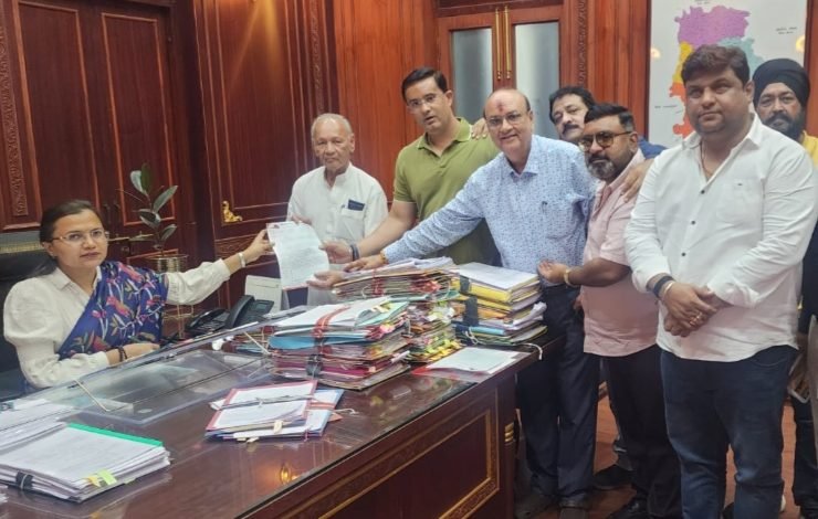 भिलाई ट्रक ट्रेलर ट्रांसपोर्ट एसोसिएशन ने विभिन्न कार्यों को लेकर डीएम को सौपा ज्ञापन