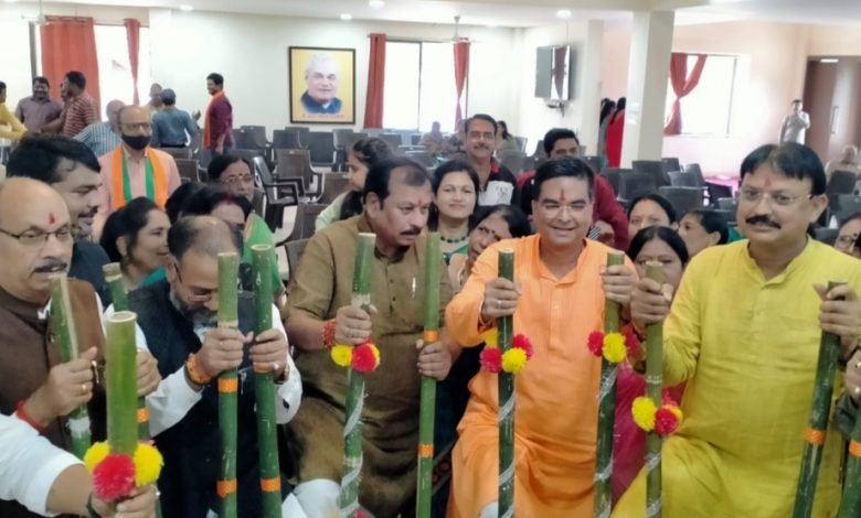 बीजेपी कार्यालय पर हरेली महोत्सव धूमधाम से मनाया, सांसद विधायक जिलाध्यक्ष चलें गेडी…जानिए बीजेपी कार्यालय पर हरेली महोत्सव धूमधाम से मनाया, सांसद विधायक जिलाध्यक्ष चलें गेडी…जानिए