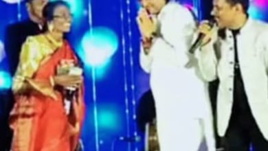 रायपुर की 72 वर्षीय गायिका कमला का दर्द जाना, MLA रिकेश ने मंच पे दिए तत्काल 50 हजार-बोलें आपकी कला साधना के सामने यह कुछ भी नहीं