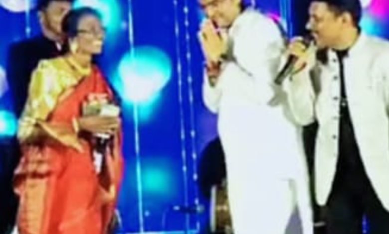 रायपुर की 72 वर्षीय गायिका कमला का दर्द जाना, MLA रिकेश ने मंच पे दिए तत्काल 50 हजार-बोलें आपकी कला साधना के सामने यह कुछ भी नहीं