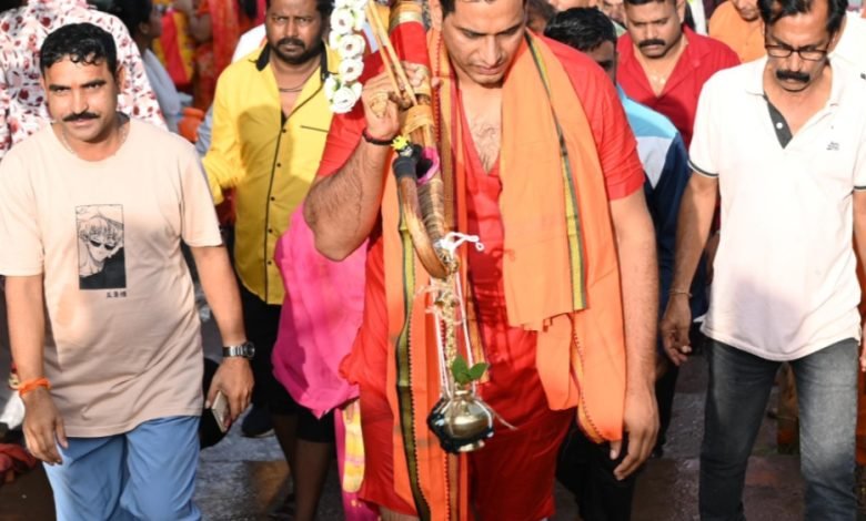 भिलाई: हजारों भक्तों के साथ कांवड़ में शिवनाथ का जल लेकर निकले विधायक देवेंद्र यादव, प्राचीन मंदिर देव बलौदा में चढ़ाएंगे जल…जानिए