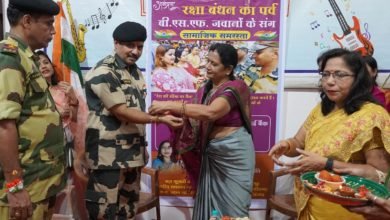 बीएसएफ जवानों की कलाई पर अनेक सामाजिक संस्थाओं की बहनों ने बांधा रक्षा सूत्र, बीएसएफ जवानों के चेहरे खिले