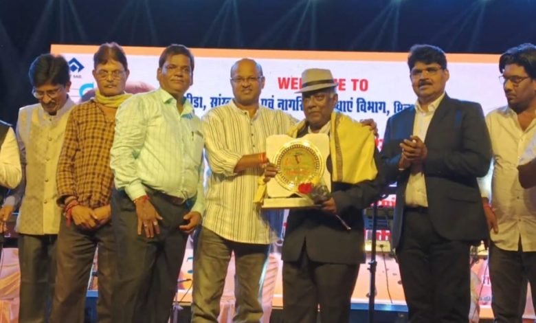 मो.रफ़ी साहब की याद मे संगीत कलाकारों ने थिरकने को मजबूर कर दिया। मो.रफ़ी साहब की याद मे संगीत कलाकारों ने थिरकने को मजबूर कर दिया।