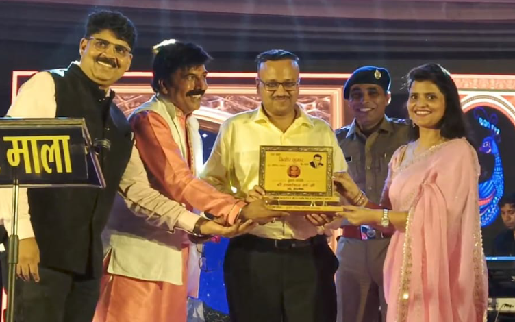 किशोर द की याद में आईजी एसपी ने गजब गाया गाना, महफिल में जान डाल दी…जानिए किशोर द की याद में आईजी एसपी ने गजब गाया गाना, महफिल में जान डाल दी…जानिए