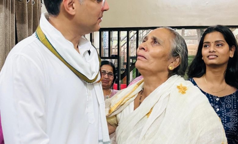 विधायक देवेन्द्र यादव के परिवार से मिले पहुंचे प्रदेश प्रभारी और राजस्थान के पूर्व उप मुख्यमंत्री सचिन पायलट