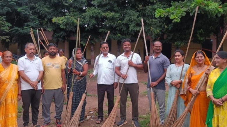 भाजपाई ने हाथों में झाडू लेकर साफ सफाई कर दिया संदेश
