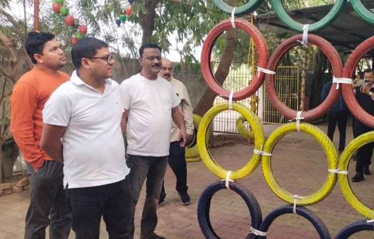 कबाड़ से बने आकर्षक जुगाड़ देखकर आशर्य चकित हुए आयुक्त कबाड़ से बने आकर्षक जुगाड़ देखकर आशर्य चकित हुए आयुक्त