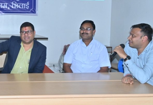 भिलाई: अपने घर से बुजुर्गों का आयुष्मान कार्ड बनाना शुरू करें-मितानिन बहन भिलाई: अपने घर से बुजुर्गों का आयुष्मान कार्ड बनाना शुरू करें-मितानिन बहन