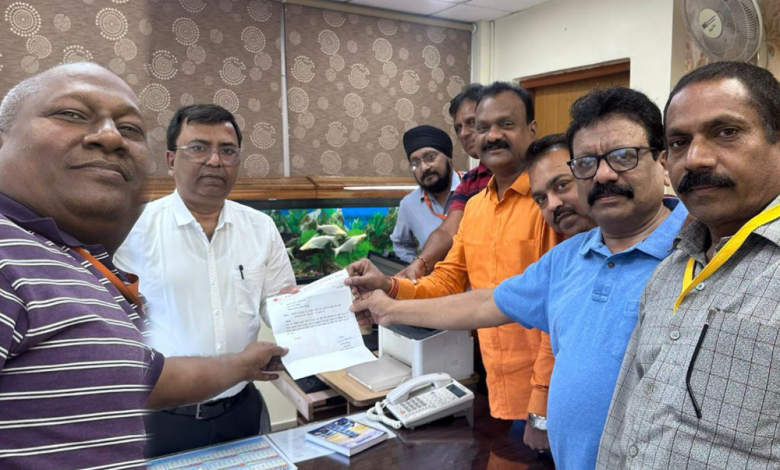 भिलाई:टाउनशिप के विभिन्न तालाबों की साफ सफाई को लेकर यूनियन ने सौंपा ज्ञापन-चन्ना भिलाई:टाउनशिप के विभिन्न तालाबों की साफ सफाई को लेकर यूनियन ने सौंपा ज्ञापन-चन्ना