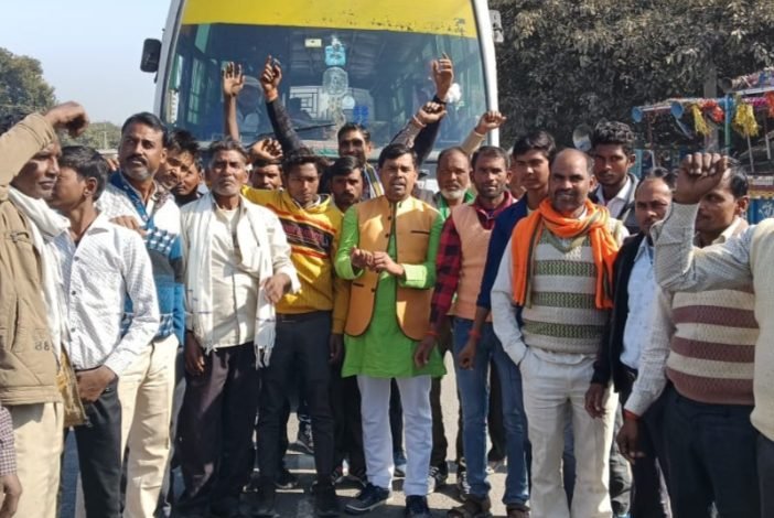 कासगंज: बांग्लादेश में हिंदुओं पर हो रहे अत्याचार को हिन्दू समाज अब ज्यादा बर्दाश्त नहीं करेगा-मनोज चौहान कासगंज: बांग्लादेश में हिंदुओं पर हो रहे अत्याचार को हिन्दू समाज अब ज्यादा बर्दाश्त नहीं करेगा-मनोज चौहान