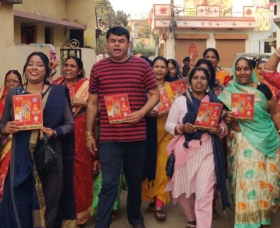 भिलाई: बाबा की बारात का आमंत्रण देने घर-घर तक पहुंच रहीं महिलाएं, लोगों में भारी उत्साह…इस बार और बढ़ेगी भीड़