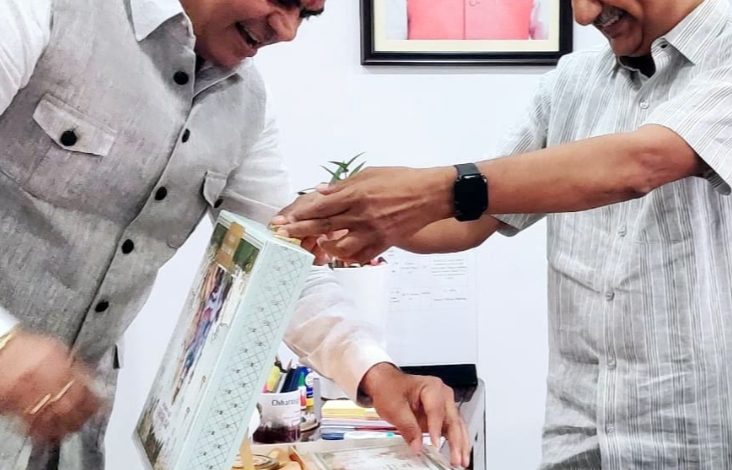 छत्तीसगढ़ पुलिस महानिदेशक को बाबा की बारात का आमंत्रण…दया सिंह ने भेंट कर दिया न्यौता