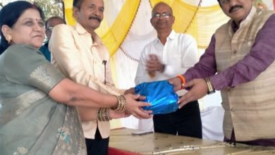 भिलाई: समाज के प्रतिष्ठित लोगों को सासंद विज बघेल ने किया सम्मानित