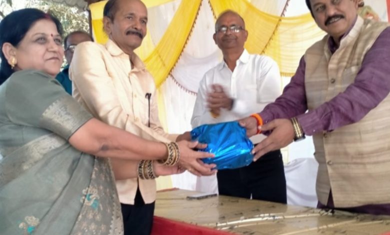 भिलाई: समाज के प्रतिष्ठित लोगों को सासंद विज बघेल ने किया सम्मानित
