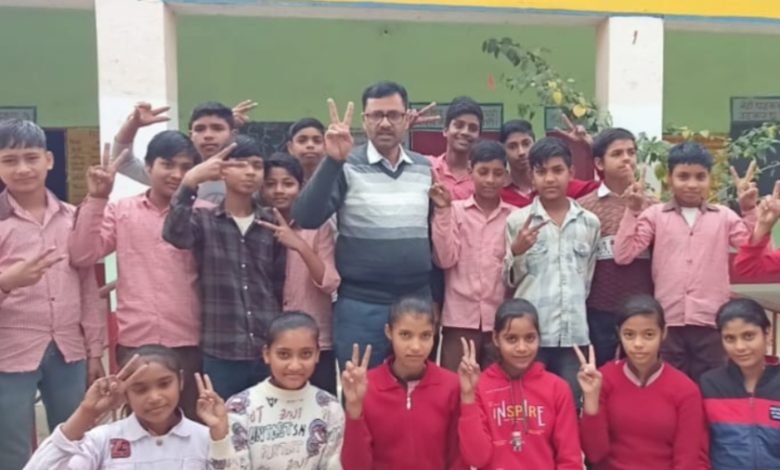 कासगंज: दौकेली के शिक्षक मनोज ने किया कमाल 19 बच्चे राष्ट्रीय एवं योग्यता आधारित परीक्षा में चयनित