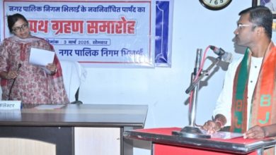भिलाई: जिला कलेक्टर द्वारा उपचुनाव में नवनिर्वाचित पार्षद को दिलाई शपथ