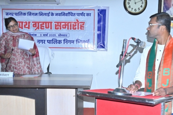 भिलाई: जिला कलेक्टर द्वारा उपचुनाव में नवनिर्वाचित पार्षद को दिलाई शपथ