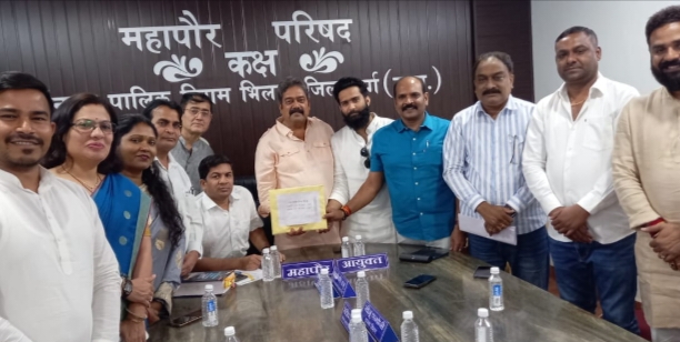महापौर परिषद के समक्ष विचारार्थ बजट प्रस्तुत किया