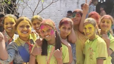 कासगंज:सेंट वी0 एन0 पब्लिक स्कूल में छात्र छात्राओं एवं शिक्षक शिक्षिकाओं ने मनाई होली 