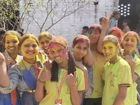 कासगंज:सेंट वी0 एन0 पब्लिक स्कूल में छात्र छात्राओं एवं शिक्षक शिक्षिकाओं ने मनाई होली 