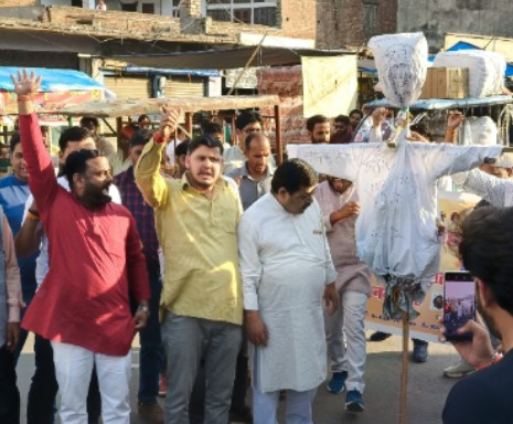 कासगंज: सांसद के बयान पर क्षत्रियों में आक्रोश,फूका पुतला
