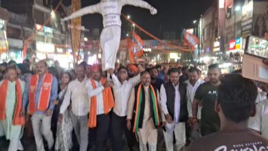 आतंकवाद का पुतला दहन कर 2 मिनट का मोन रखकर श्रद्धांजलि दी गई!