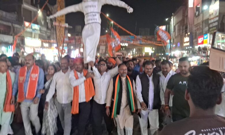 आतंकवाद का पुतला दहन कर 2 मिनट का मोन रखकर श्रद्धांजलि दी गई!