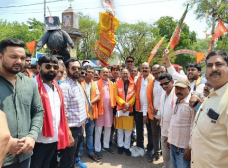 दुर्ग:नेशनल हेराल्ड मामले को लेकर युवा मोर्चा ने किया राहुल गांधी सोनिया गांधी का पुतला दहन