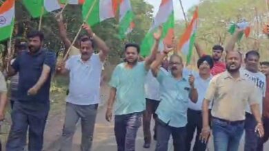 भिलाई: हाथ में तिरंगा लेकर सांसद विजय बघेल ने लगाया भारतीय सेना का जयकारा