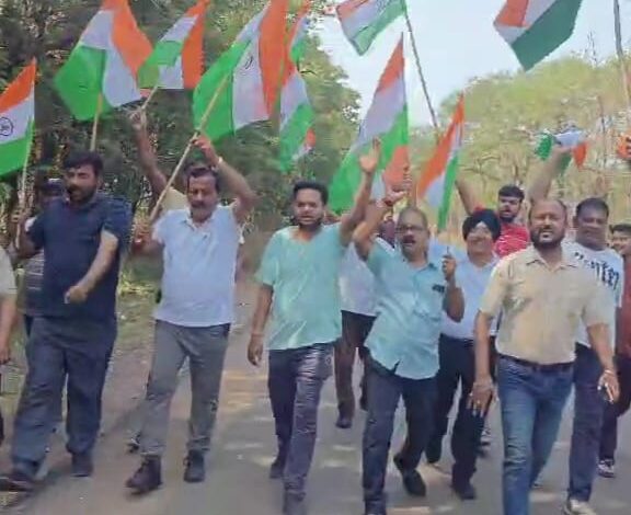 भिलाई: हाथ में तिरंगा लेकर सांसद विजय बघेल ने लगाया भारतीय सेना का जयकारा