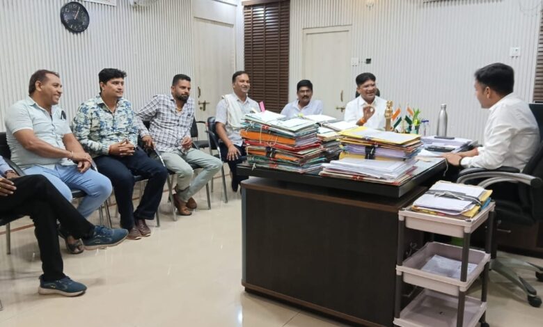 प्रदर्शन के बाद जिला पंचायत सीईओ के साथ बैठक, जल्द मानव दिवस बढ़ाने व मनरेगा कार्य स्वीकृत करने हुई चर्चा