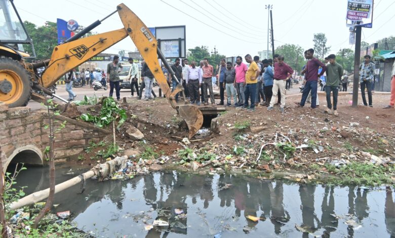 भिलाई: नालियों के ऊपर से अवैध कब्जा हटाए हटाने की कार्रवाई जारी