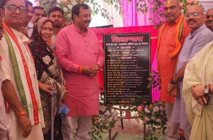 स्विमिंग पूल के शिलान्यास कार्यक्रम में सम्मिलित हुए दुर्ग सांसद विजय बघेल व दुर्ग ग्रामीण विधायक ललित चंद्राकर