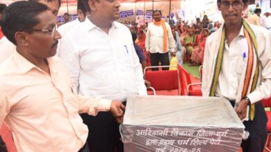 मनोज को मोची पेटी और औजार मिलने से काम करने में होगी आसानी