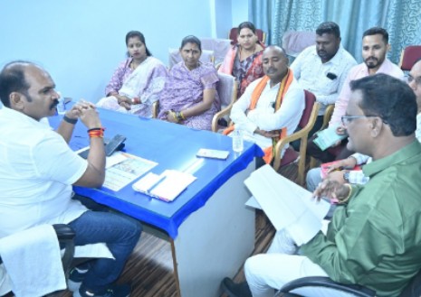 साफ-सफाई के लिए आवश्यक संसाधन एवं उपकरण खरीदने के लिए सलाहकार समिति के सदस्यों ने विचार विमर्श किया।