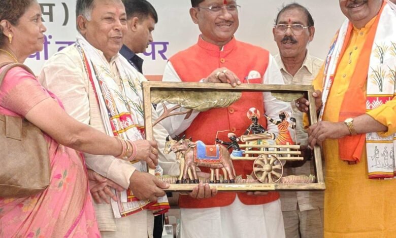 आपातकाल मीसा बंदियों का मुख्यमंत्री विष्णु देव साय ने योगेंद्र सिंह का किया सम्मानित आपातकाल मीसा बंदियों का मुख्यमंत्री विष्णु देव साय ने योगेंद्र सिंह का किया सम्मानित