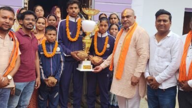 दुर्ग ग्रामीण विधायक ललित चंद्राकर ने साइकिल पोलो प्रतियोगिता में स्वर्ण पदक प्राप्त करने वाले खिलाड़ियों का किया सम्मान