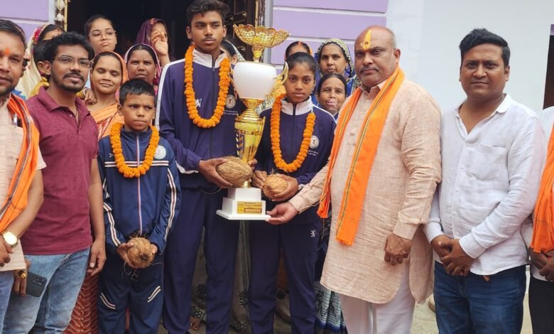 दुर्ग ग्रामीण विधायक ललित चंद्राकर ने साइकिल पोलो प्रतियोगिता में स्वर्ण पदक प्राप्त करने वाले खिलाड़ियों का किया सम्मान