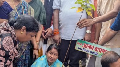 शहीदों के नाम पौधा रोपनकर उन्हें श्रद्धांजलि दिये – सांसद विजय बघेल