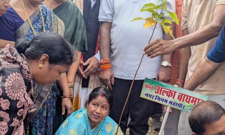 शहीदों के नाम पौधा रोपनकर उन्हें श्रद्धांजलि दिये – सांसद विजय बघेल शहीदों के नाम पौधा रोपनकर उन्हें श्रद्धांजलि दिये – सांसद विजय बघेल