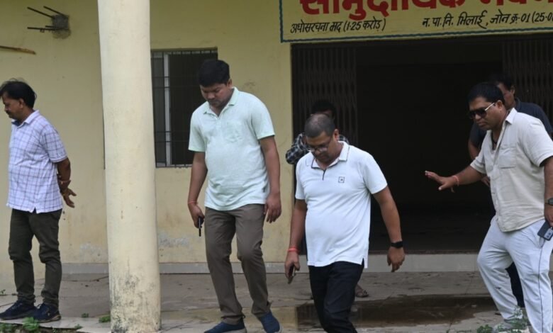 आयुक्त ने अवैध निर्माण एवं जलभराव क्षेत्र का किया निरीक्षण 