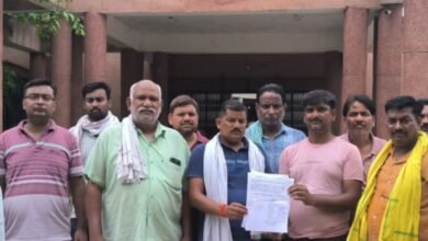 कासगंज: मानपुर नगरिया मैन मार्केट से 11000 विधुत लाइन को लेकर दुकानदारों में आक्रोश, विधुत लाइन रोकने की मांग