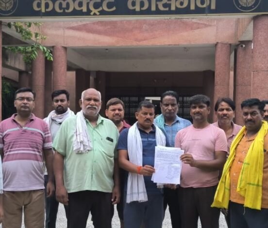 कासगंज: मानपुर नगरिया मैन मार्केट से 11000 विधुत लाइन को लेकर दुकानदारों में आक्रोश, विधुत लाइन रोकने की मांग