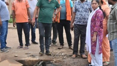 तालाबों में उगे जलकुंभी सफाई के साथ निर्माण कार्य का औचक निरीक्षण