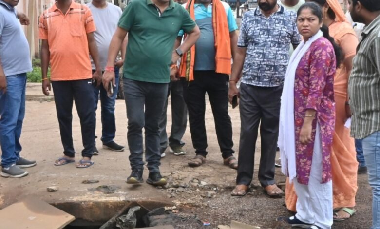 तालाबों में उगे जलकुंभी सफाई के साथ निर्माण कार्य का औचक निरीक्षण