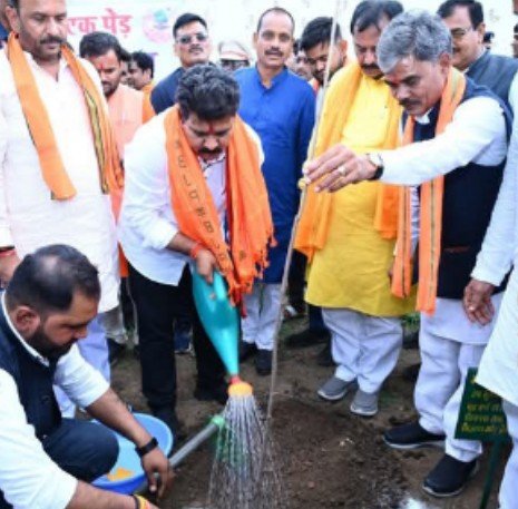 बेमेतरा: उप मुख्यमंत्री श्री विजय शर्मा ने ‘एक पेड़ माँ के नाम’ अभियान के तहत किया मौलसिरी के पौधे का रोपण