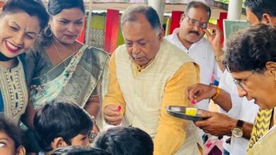 भिलाई: प्रवेशोत्सव में जिला उपाध्यक्ष योगेंद्र सिंह ने तिलक लगाकर पुस्तक भेंट की