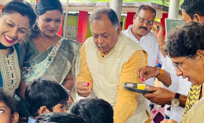 भिलाई: प्रवेशोत्सव में जिला उपाध्यक्ष योगेंद्र सिंह ने तिलक लगाकर पुस्तक भेंट की भिलाई: प्रवेशोत्सव में जिला उपाध्यक्ष योगेंद्र सिंह ने तिलक लगाकर पुस्तक भेंट की