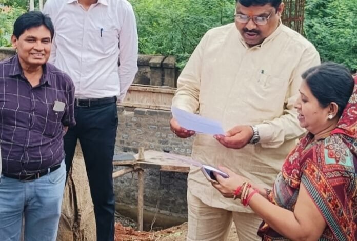 दुर्ग: विकास कार्यों का विधायक गजेन्द्र यादव ने किया निरिक्षण-गुणवत्ता के साथ कार्य में तेजी लाने के दिए निर्देश – विधायक गजेन्द्र यादव दुर्ग: विकास कार्यों का विधायक गजेन्द्र यादव ने किया निरिक्षण-गुणवत्ता के साथ कार्य में तेजी लाने के दिए निर्देश – विधायक गजेन्द्र यादव